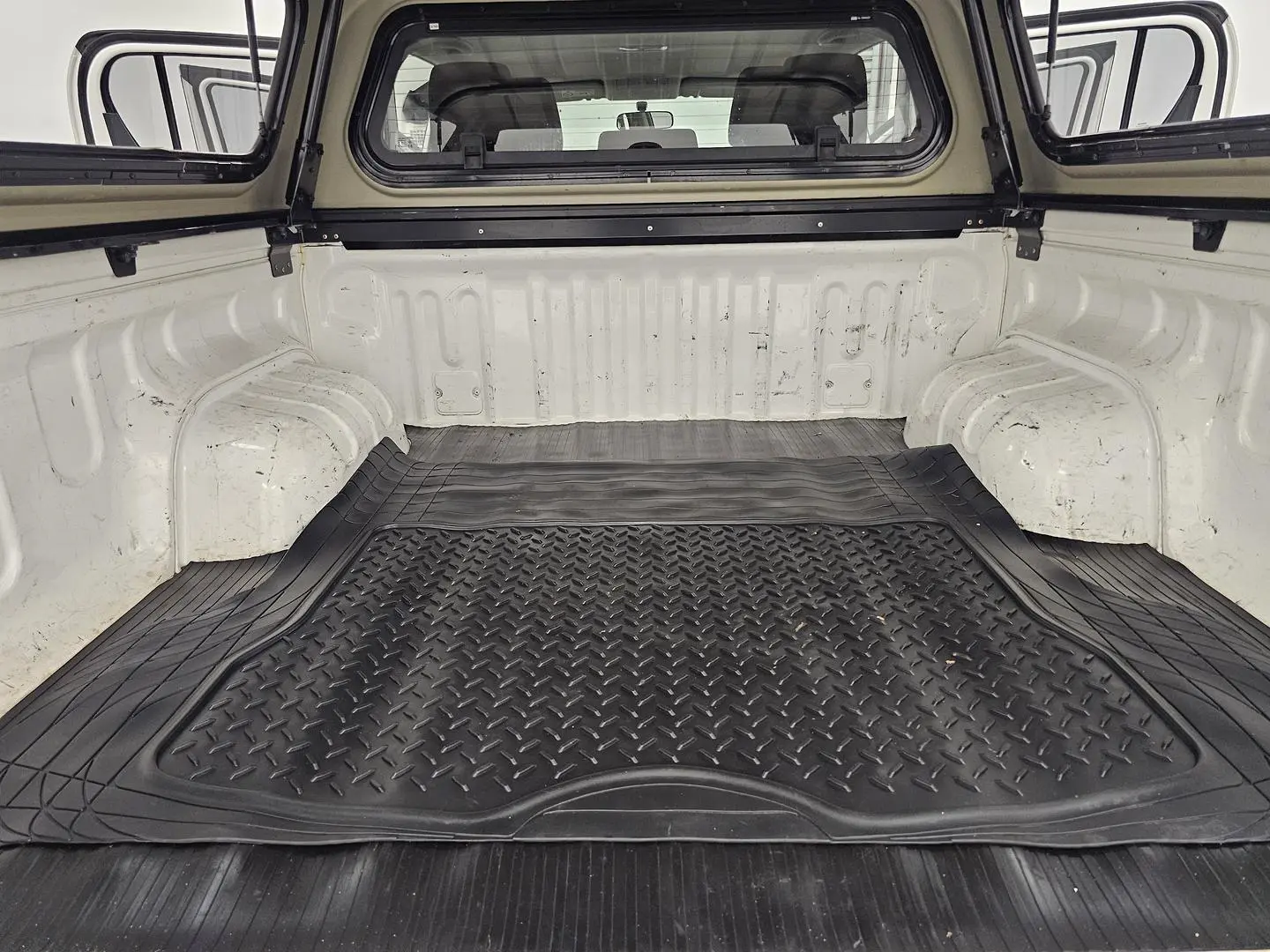 2015 Toyota Hilux Gallery Image 18