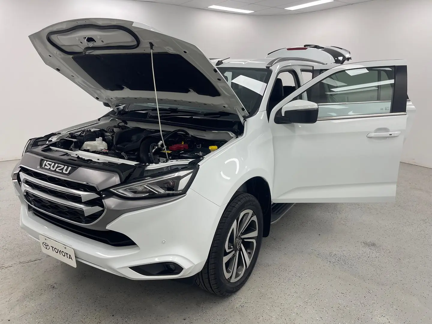 2021 Isuzu MU-X Gallery Image 13