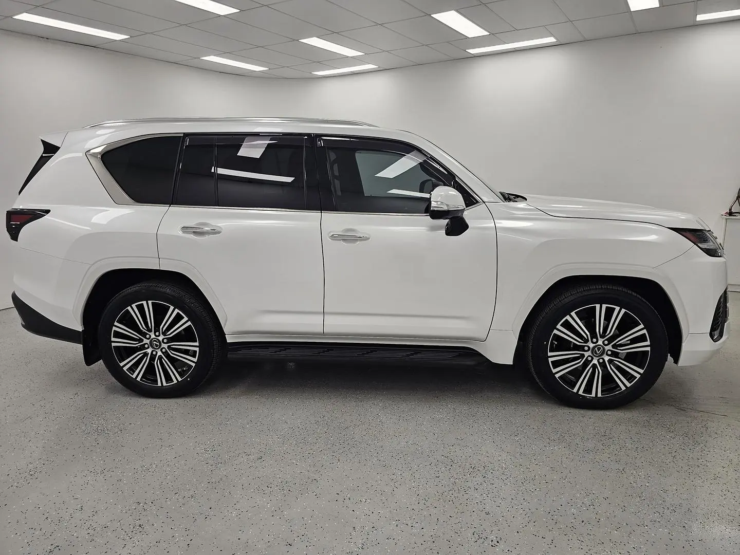 2023 Lexus LX Gallery Image 2