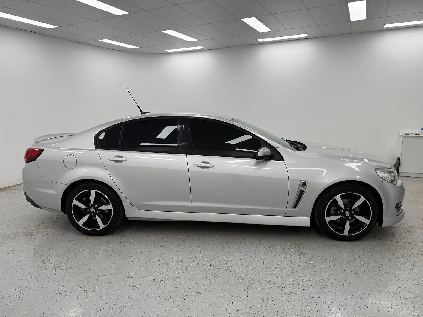 2017 Holden Commodore Gallery Image 2