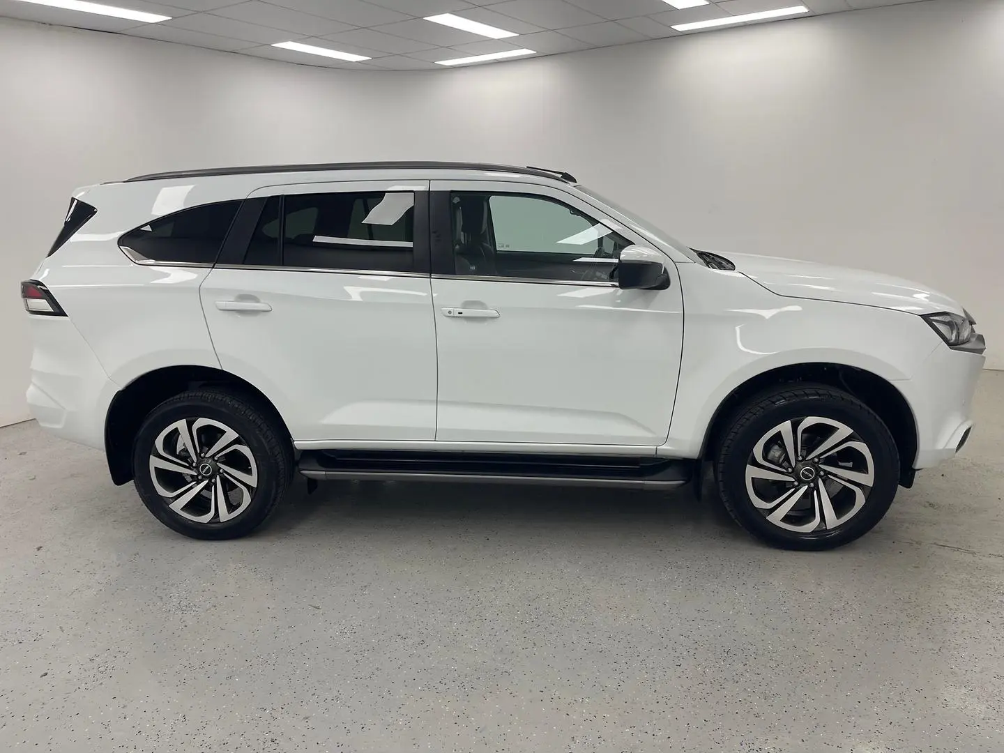 2021 Isuzu MU-X Gallery Image 2