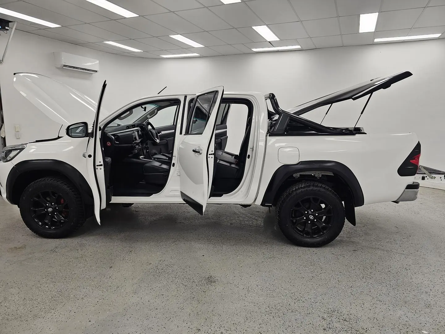 2017 Toyota Hilux Gallery Image 10