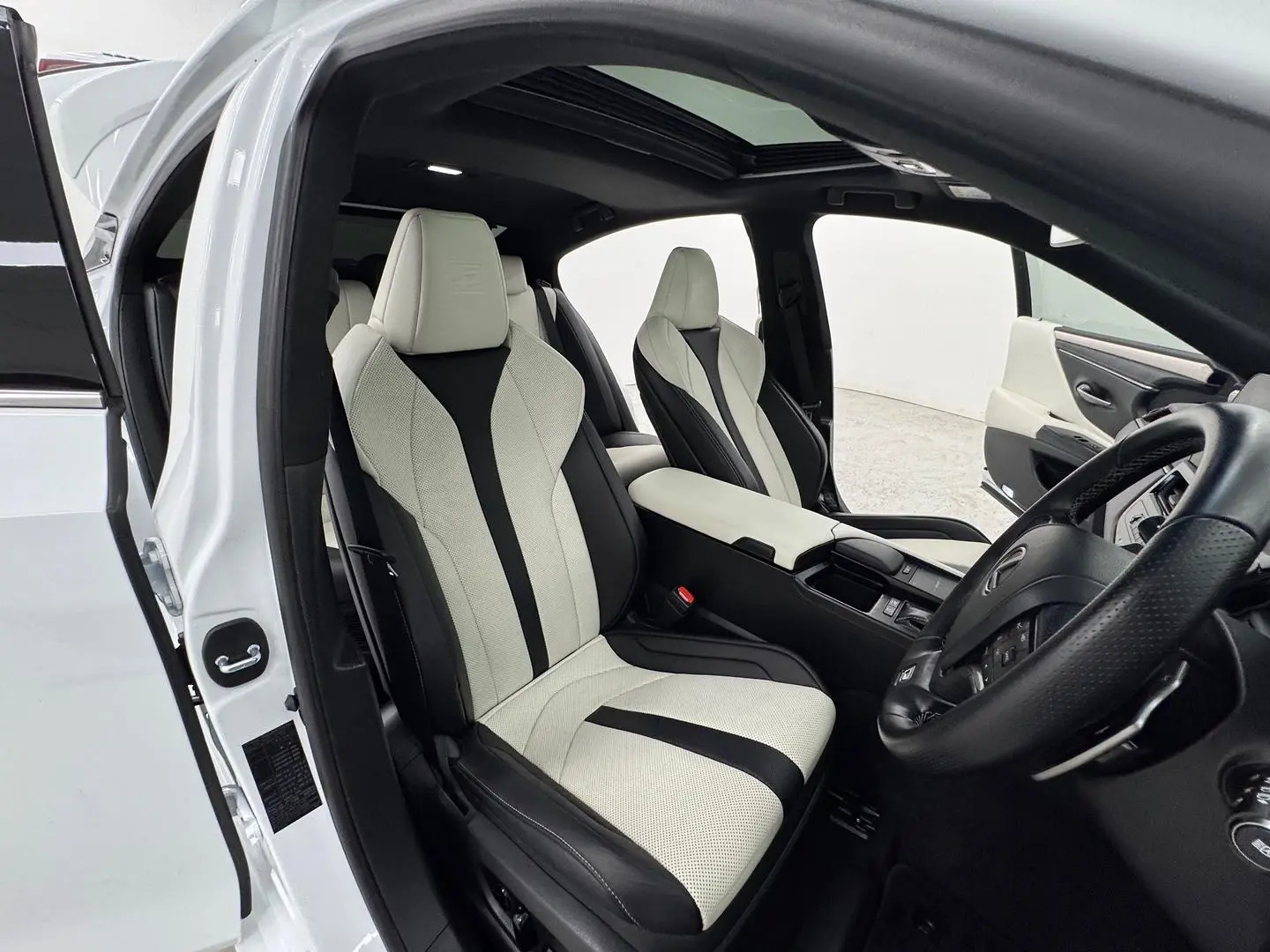 2022 Lexus ES Gallery Image 26