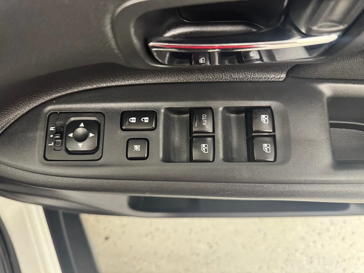 2018 Mitsubishi Outlander Gallery Image 17