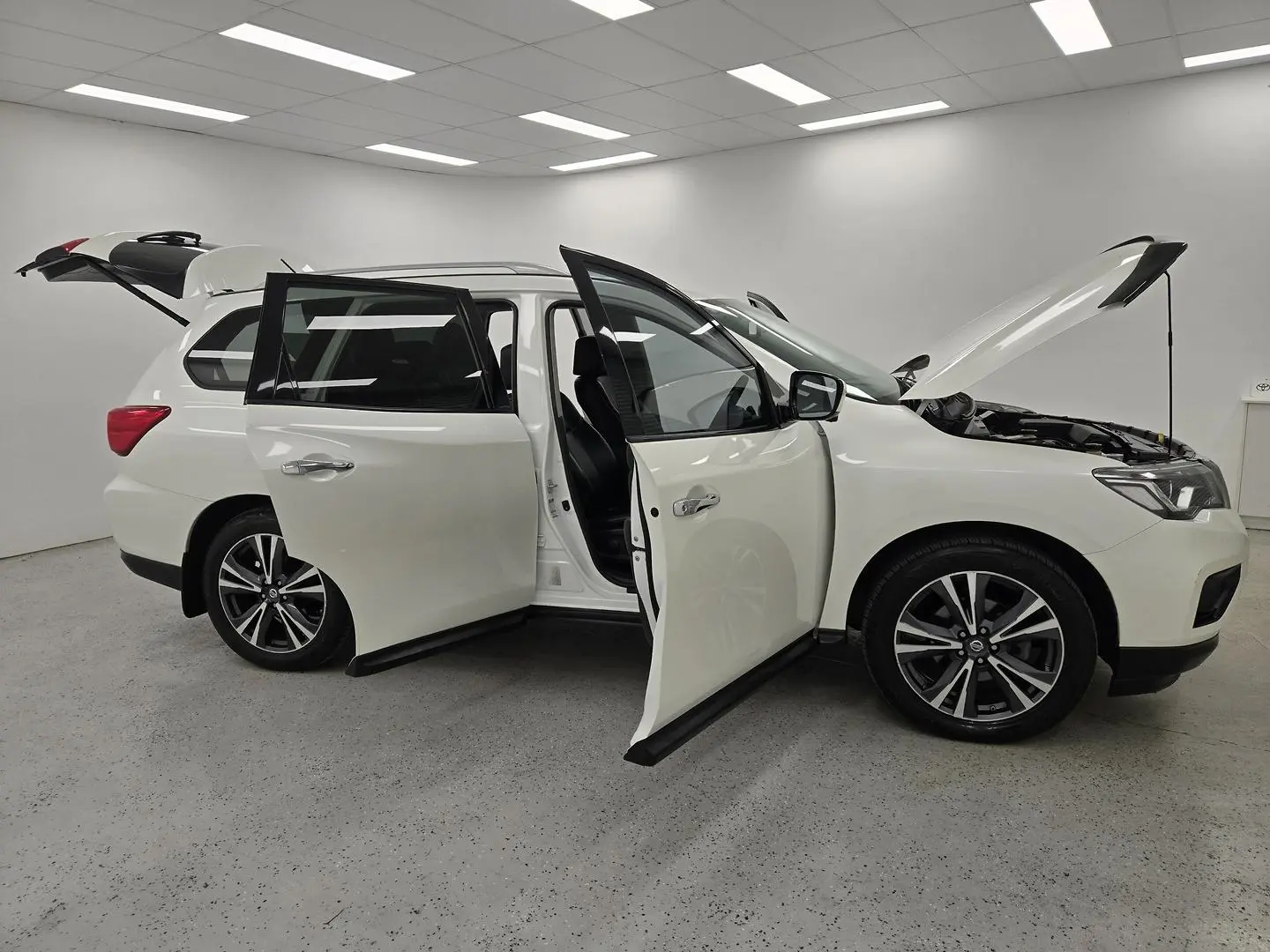2017 Nissan Pathfinder Gallery Image 8
