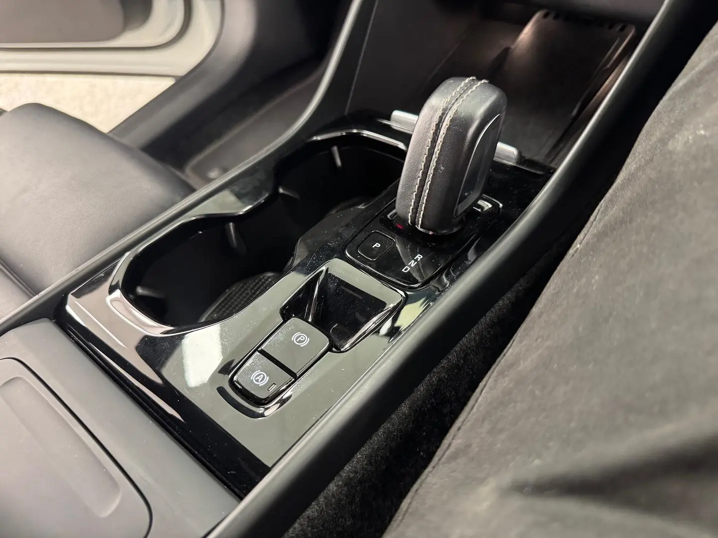 2020 Volvo XC40 Gallery Image 24