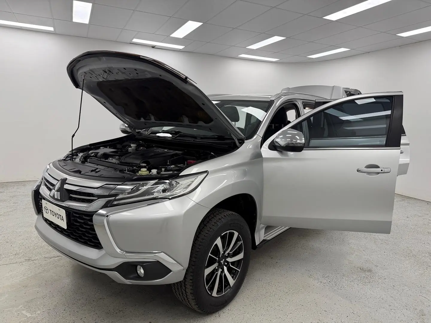 2016 Mitsubishi Pajero Sport Gallery Image 8