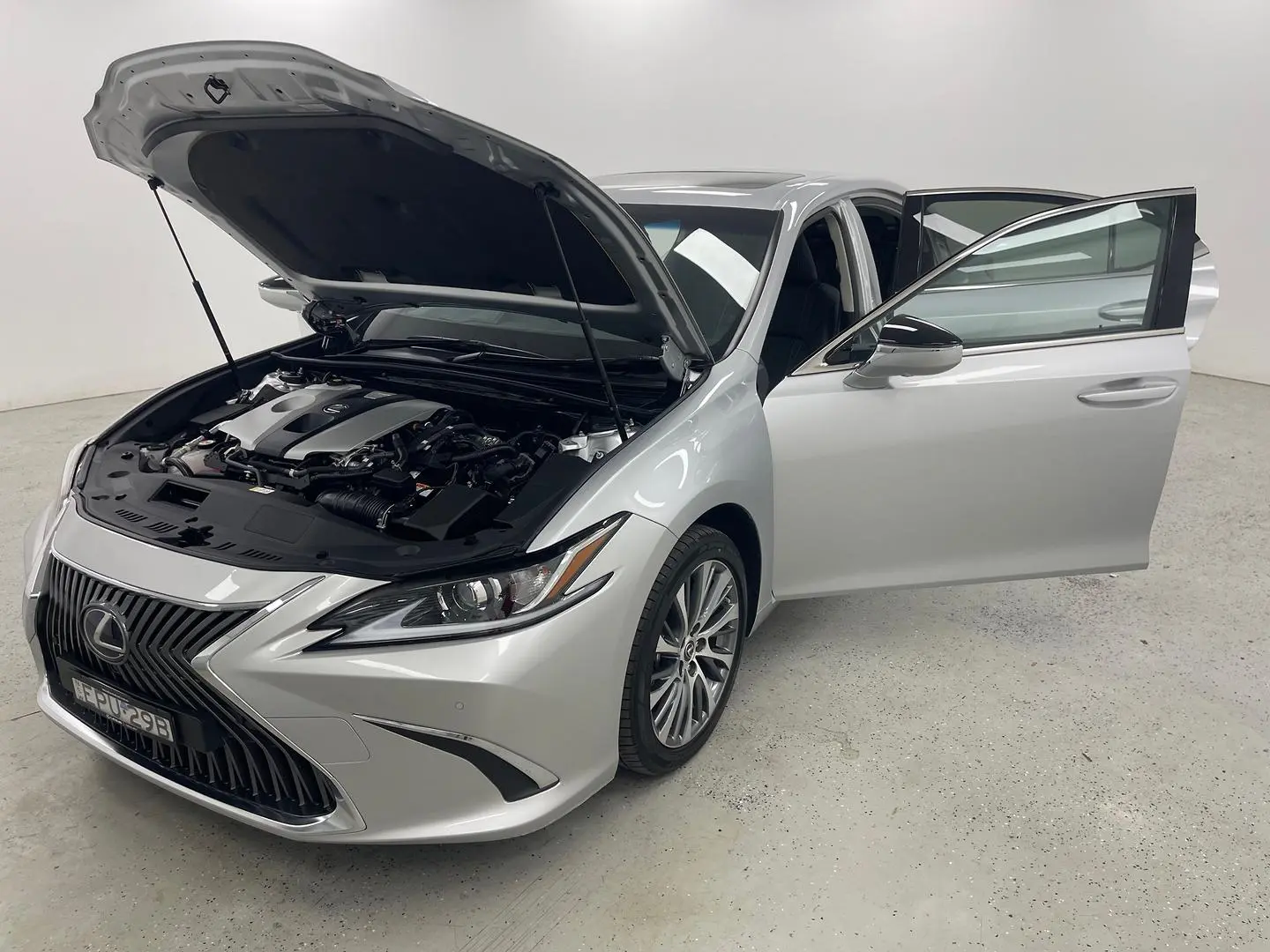 2021 Lexus ES Gallery Image 12